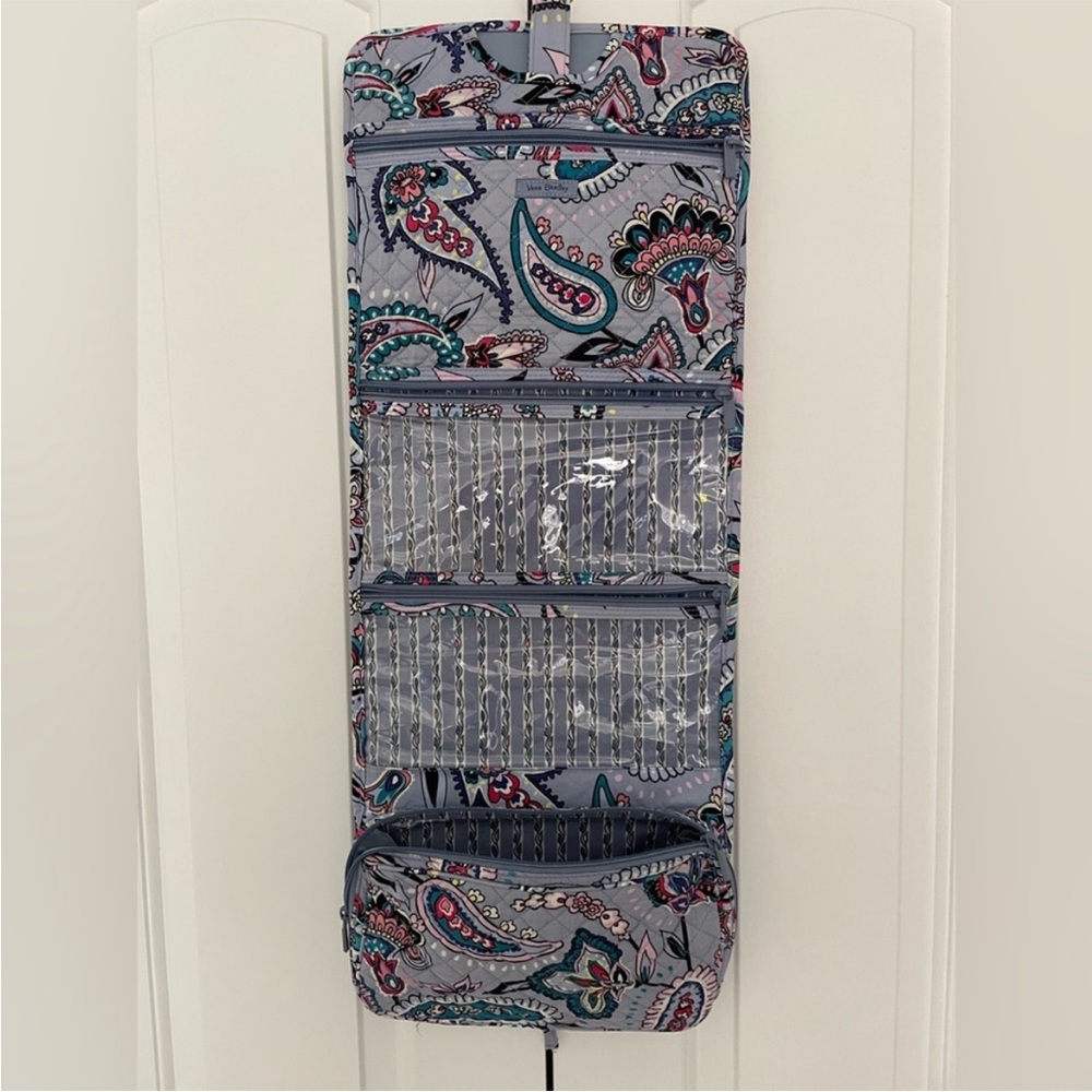 VERA BRADLEY Compact Hanging
Organizer Cosmetics - Makani
Paisley